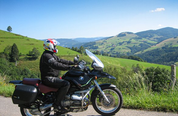 Motorrad mit Ausblick Schwarzwald