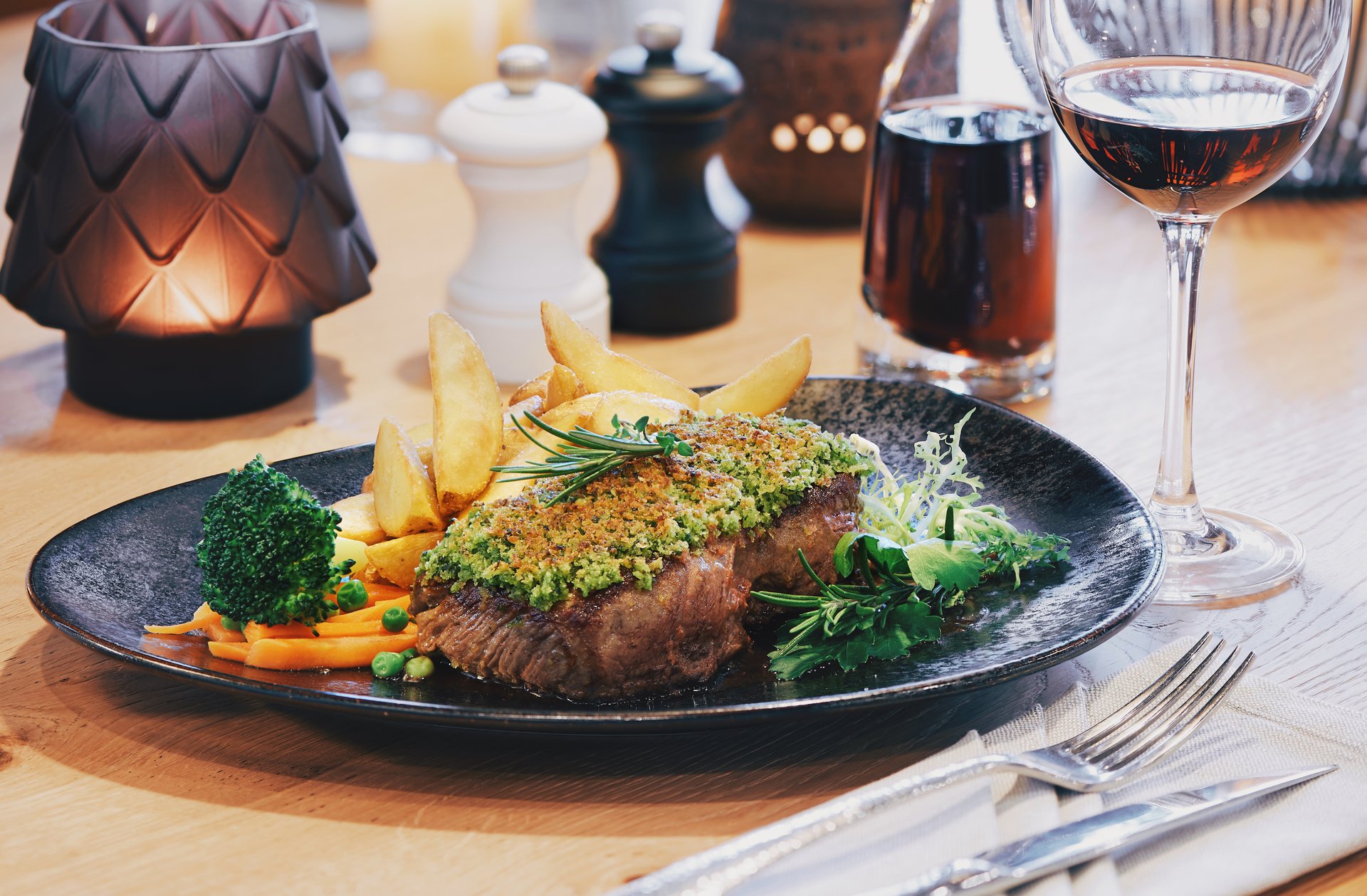 Rumpsteak und Ortenauer Rotwein im Restaurant Klara